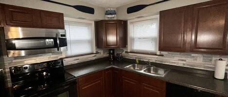 Een koelkast, een magnetron, een oven, een kookplaat