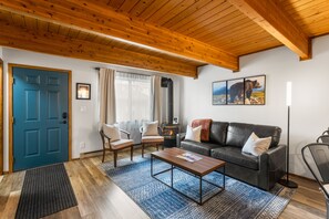 Living area - Otters Den (West Yellowstone)