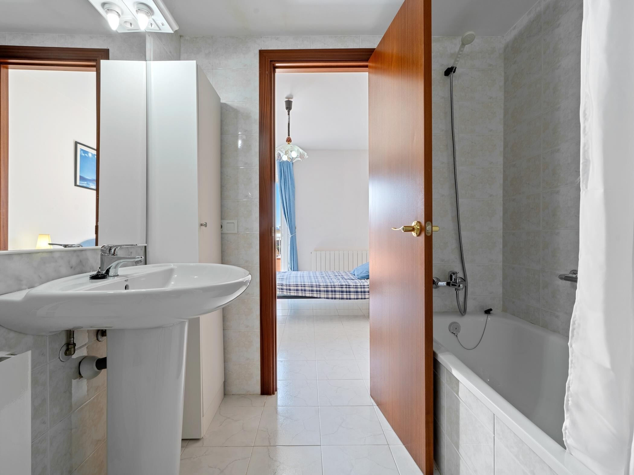 Sèche-cheveux, serviettes fournies