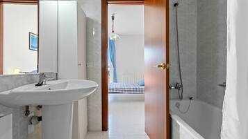 SĂšche-cheveux, serviettes fournies