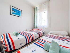 4 bedrooms, iron/ironing board, WiFi, bed sheets