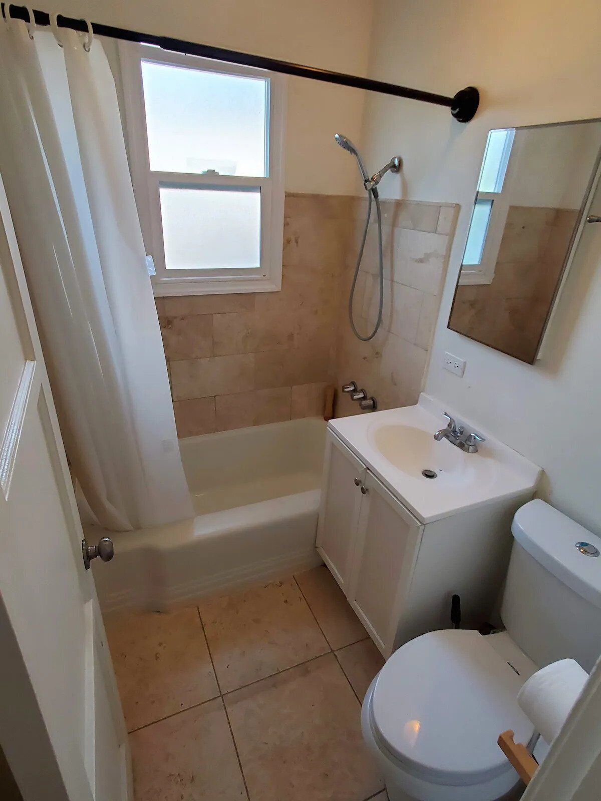 Secadora de cabello, toallas, jabón, shampoo 