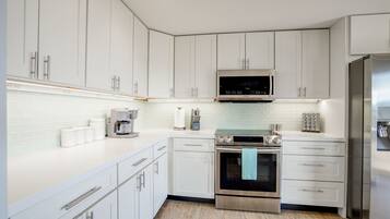 Frigorífico, microondas, horno y placa de cocina