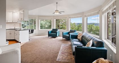 Spacious Mountain Hideaway 4 BD 3 BA W/ Hot Tub