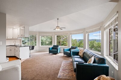 Spacious Mountain Hideaway 4 BD 3 BA W/ Hot Tub