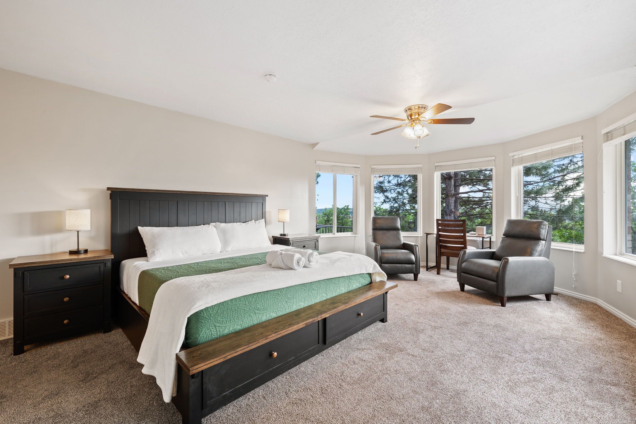 4 bedrooms, desk, iron/ironing board, WiFi