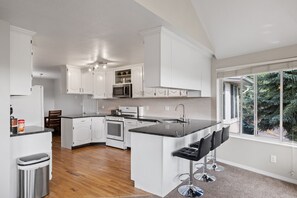 آلة صنع الوافل، مائدة طعام