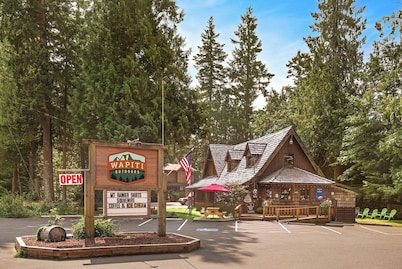 Little Blue House near Crystal Mountain & Mount Rainier