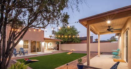 Sam Hughes Bungalows - B - Walkable to the University of Arizona, Large Backyard