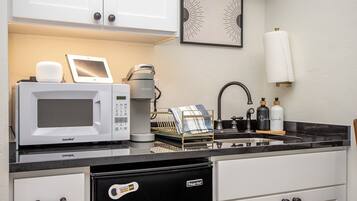 Jääkaappi, mikroaaltouuni, kahvin-/teenkeitin