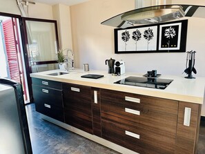 Kühlschrank, Mikrowelle, Ofen, Geschirrspüler