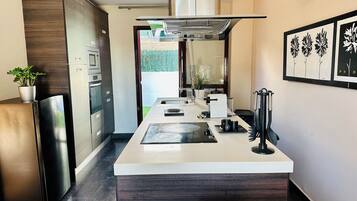 Een koelkast, een magnetron, een oven, een vaatwasser