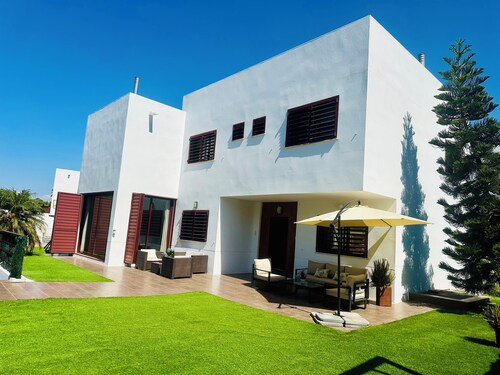 Lux Villa with Year-Round Heated Pool, beautiful outdoor space & Game Room