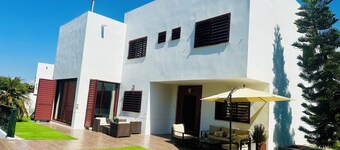 Lux Villa with Year-Round Heated Pool, beautiful outdoor space & Game Room