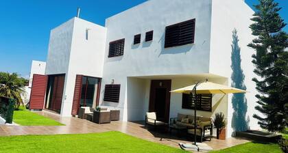 Lux Villa with Year-Round Heated Pool, beautiful outdoor space & Game Room