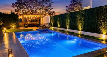 Lux Villa with Year-Round Heated Pool, beautiful outdoor space & Game Room
