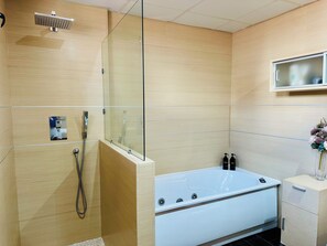 Dusche, Whirlpool, Haartrockner, Bidet