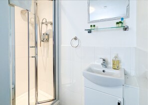 Bathtub, hair dryer, towels - Group Stay Deasls on Outfield 5BR House w/ 10 Beds (Peterborough)