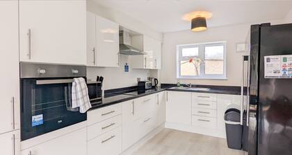 Group Stay Deasls on Outfield 5BR House w/ 10 Beds