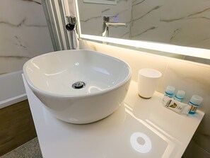 Dusj, håndklær og toalettpapir