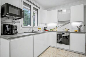 Kjøleskap, mikrobølgeovn, ovn og oppvaskmaskin