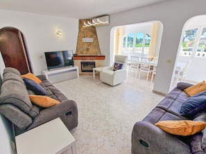 Smart TV, fireplace