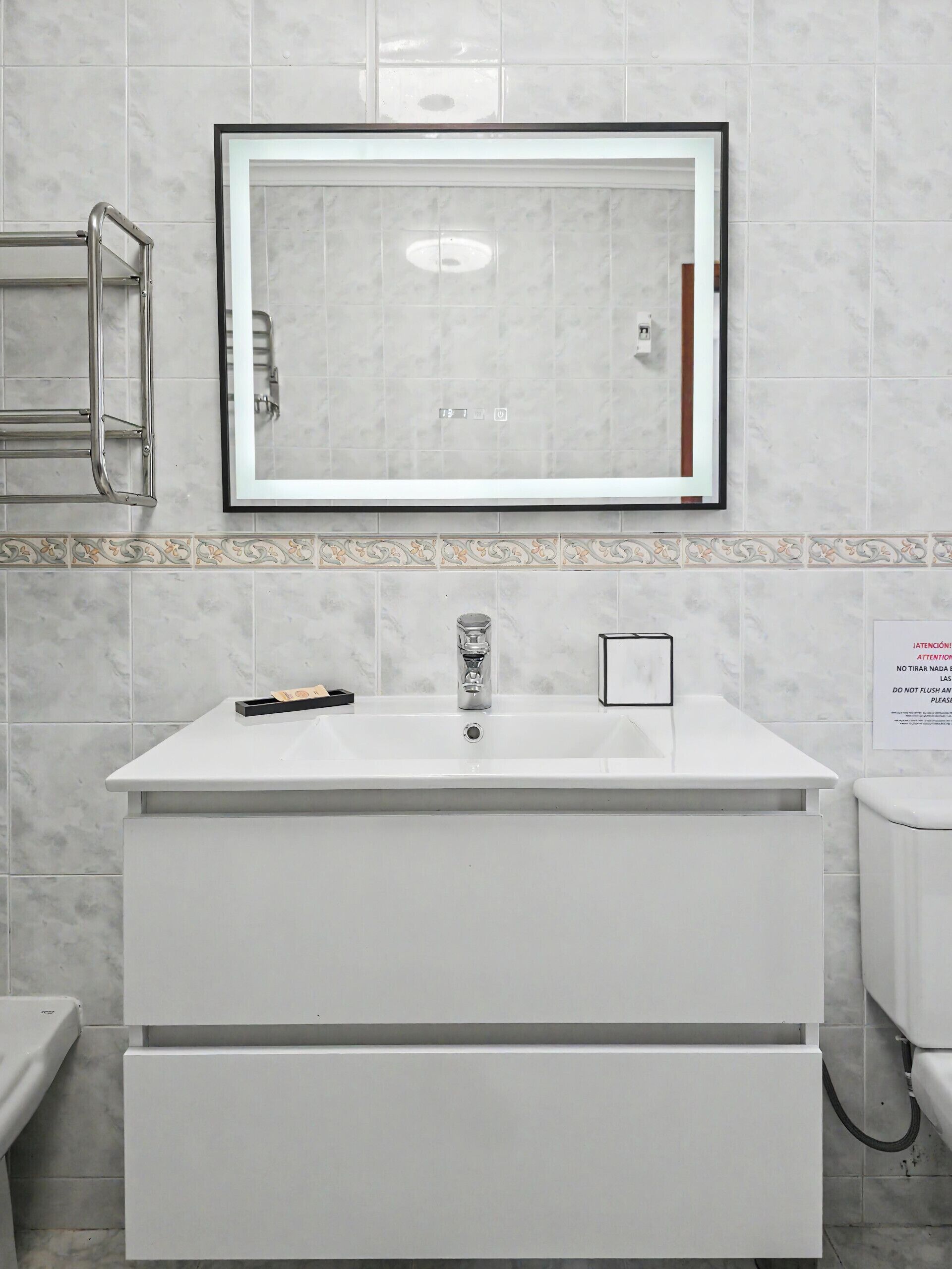 シャワー、タオル、トイレットペーパー