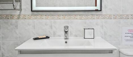 シャワー、タオル、トイレットペーパー