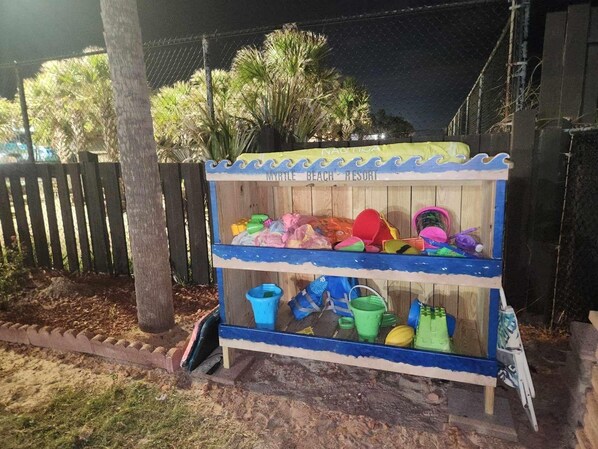 Quiosco con temática playera que muestra un cartel que dice 'MYRTLE BEACH RESORT'.