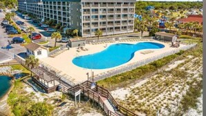 Un hôtel doté d’une piscine, d’un parking et d’un espace de plage.
