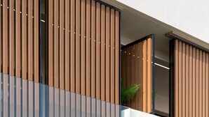 Facciata di un edificio moderno con listelli verticali in legno e una vetrata.