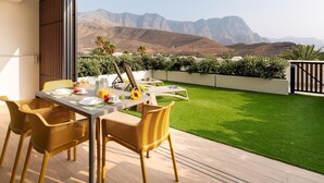 A balcony with a table set for breakfast, overlooking a mountainous landscape. - Vivelorural Agaete great garden & pool (Agaete)