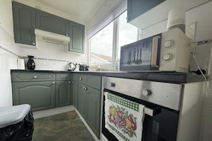 Fridge, microwave, oven, stovetop - Homely 2-Bed Chalet in Bridlington - Free WiFi (Bridlington)