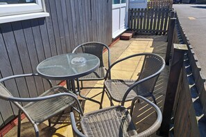 Outdoor dining - Homely 2-Bed Chalet in Bridlington - Free WiFi (Bridlington)