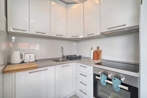 Fridge, oven, stovetop, dishwasher