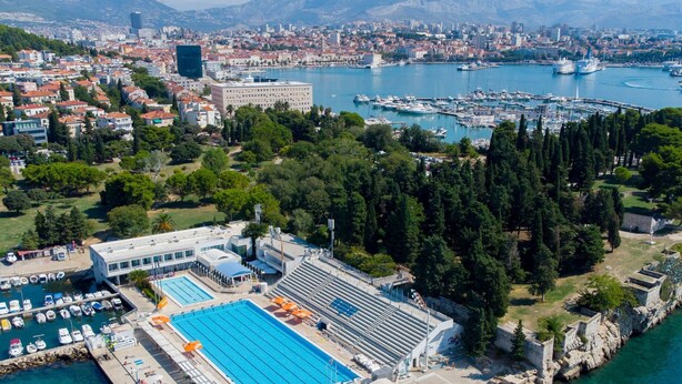 Un hôtel situé sur la côte, doté d’une piscine, d’un port de plaisance et offrant une vue sur la ville et la mer.