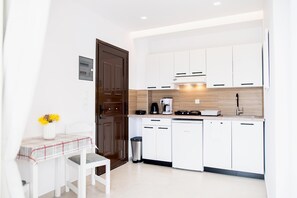 Fridge, stovetop, coffee/tea maker - Kos Olympia Apartment superior at Lambi Beach (Kos)