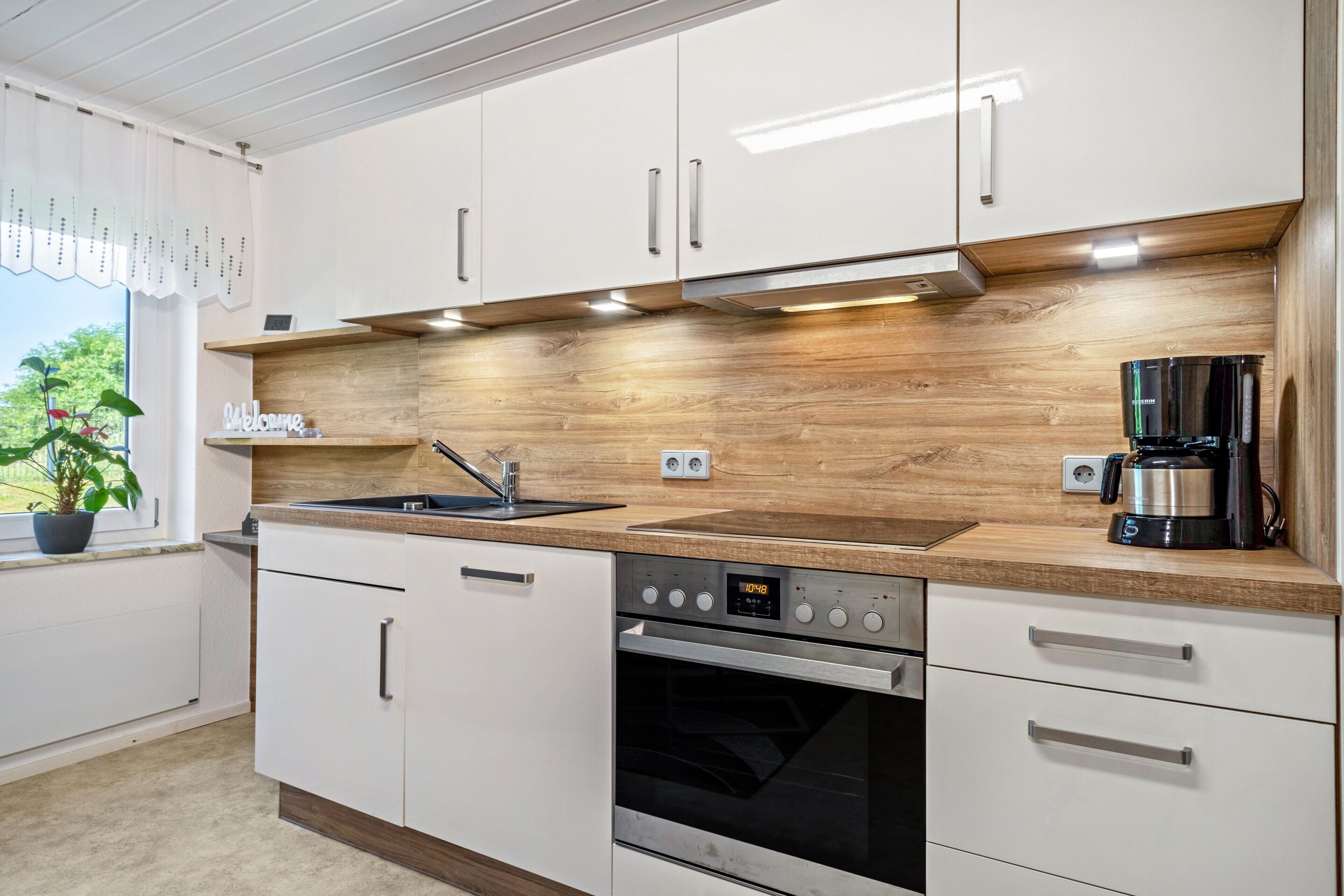 Wasserkocher mit Kaffee-/Teezubehör, Kühlschrank, Mikrowelle, Ofen