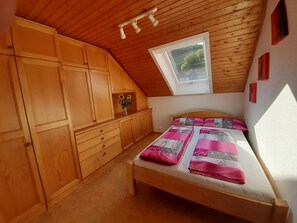 3 chambres, bureau, Wi-Fi gratuit, draps fournis