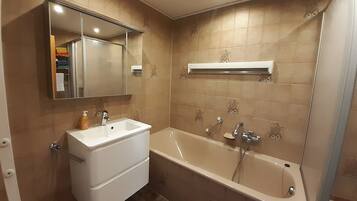 Badewanne, kostenlose Toilettenartikel, Handtücher