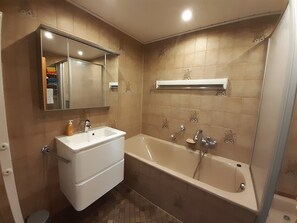 Bañera, artículos de tocador gratuitos, toallas