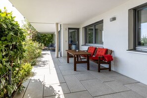 Outdoor dining - Apartment 'Am Lichtenberg' with Lake View, Private Terrace and Wi-Fi (Daisendorf)
