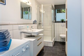 Shower, hair dryer, towels - Apartment 'Am Lichtenberg' with Lake View, Private Terrace and Wi-Fi (Daisendorf)