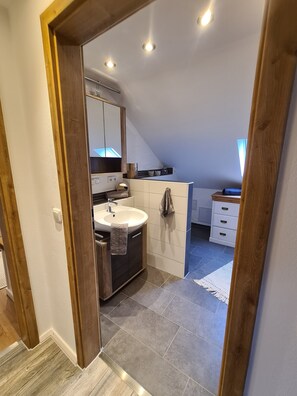 Een bad, een haardroger, handdoeken