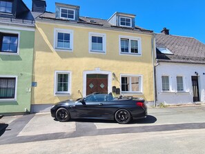 Exterior - Studio Apartment 'Rosenzauber Kraxler Pärchen' with Shared Garden and Wi-Fi (Weißenstadt)