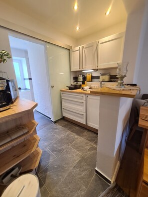 Fridge, microwave, oven, stovetop - Studio Apartment 'Rosenzauber Kraxler Pärchen' with Shared Garden and Wi-Fi (Weißenstadt)