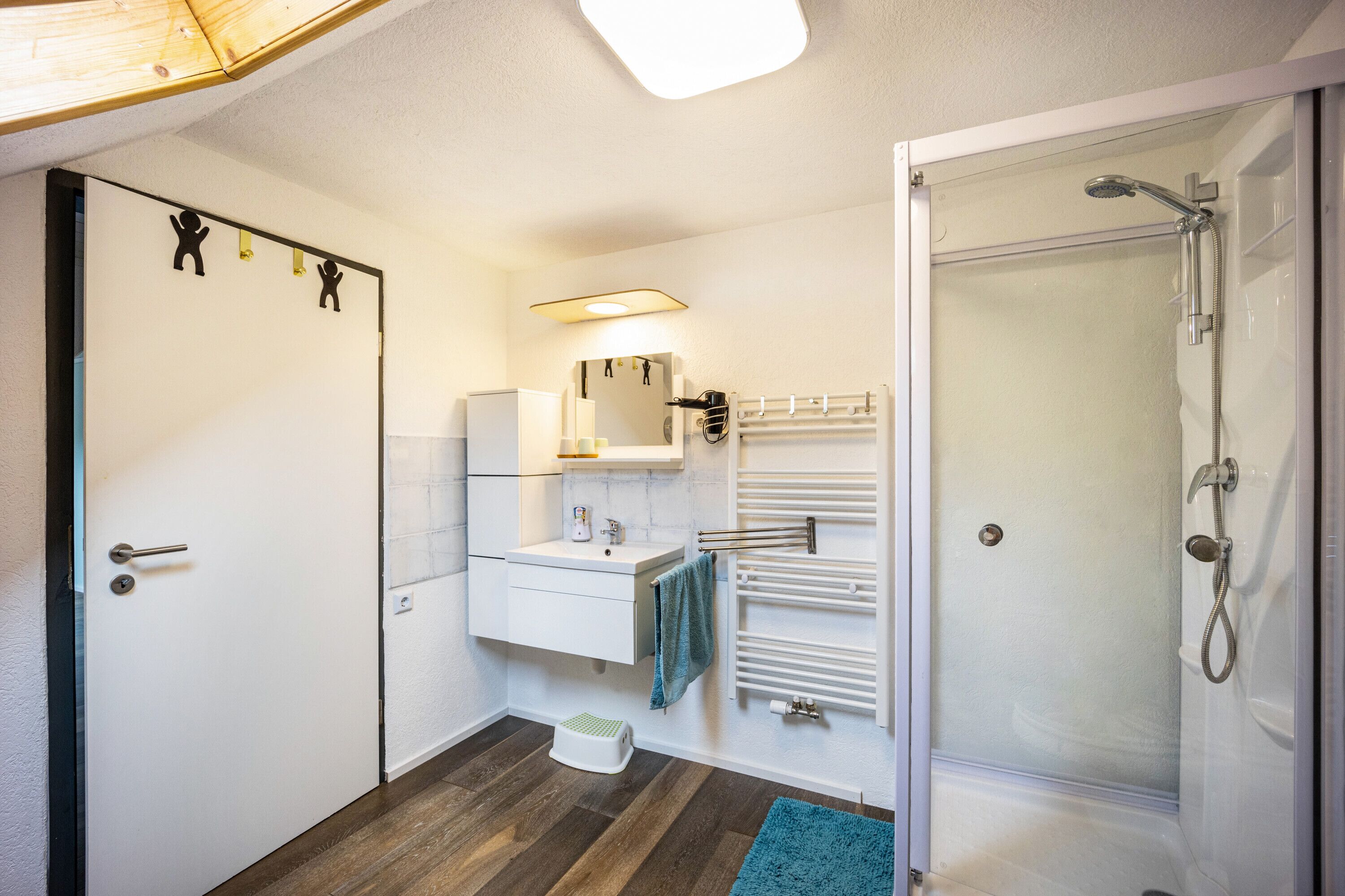 Dusch, gratis toalettartiklar, hårtork och handdukar