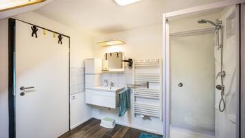 Dusch, gratis toalettartiklar, hÄrtork och handdukar