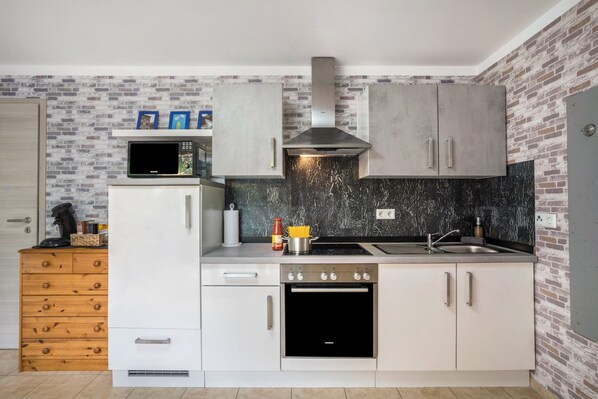Frigorifero, microonde, forno, piano cottura
