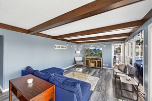 Smart TV, fireplace, books - ⚓️Direct lake view with available Tritoon boat rental  (Syracuse)